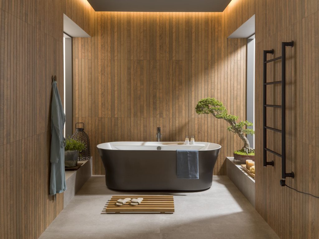 Salle de bain style Japandi avec des murs en bois