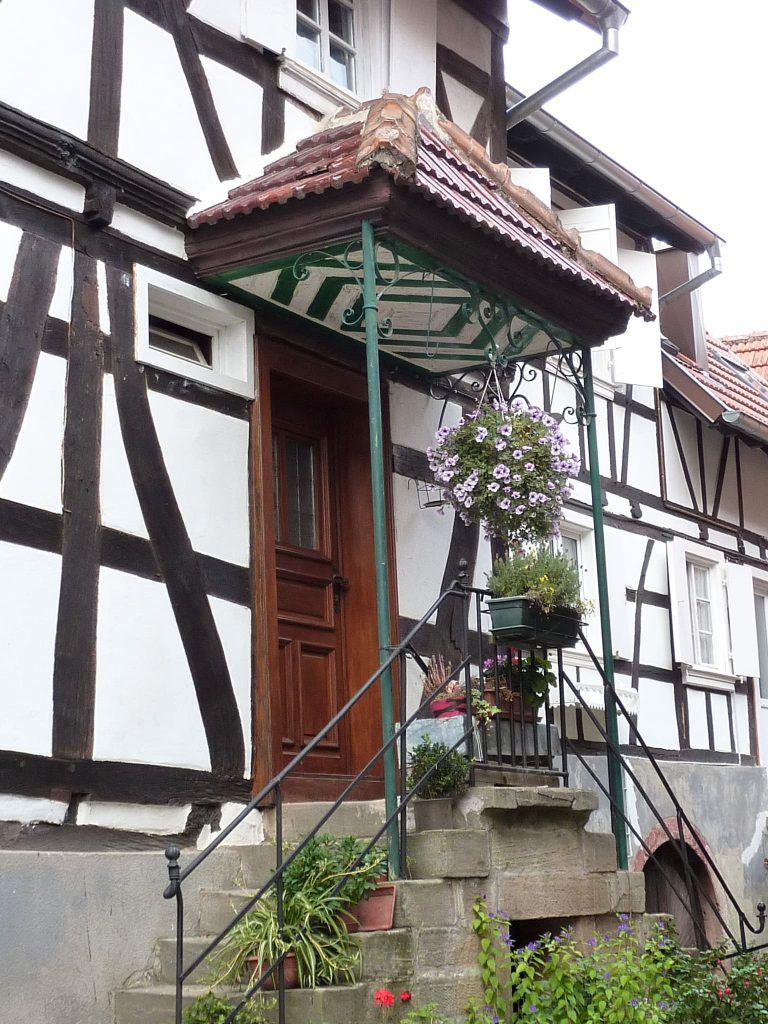 Conseils déco alsacienne : entrée traditionnelle en bois