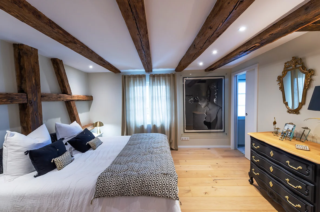 Décoration d'une chambre dans une maison alsacienne