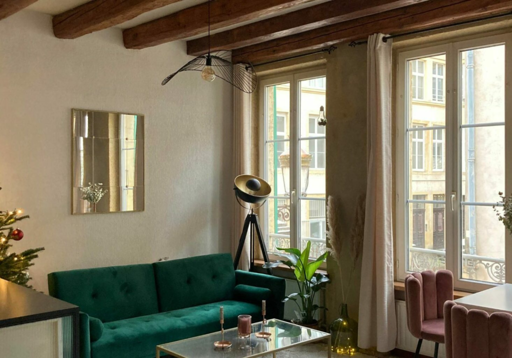 Un décorateur ne se contente pas de “faire joli”. Il analyse votre espace, imagine des ambiances, sélectionne les matériaux et les couleurs adaptés, et coordonne parfois les artisans qui interviendront dans votre projet. décorateur alsace