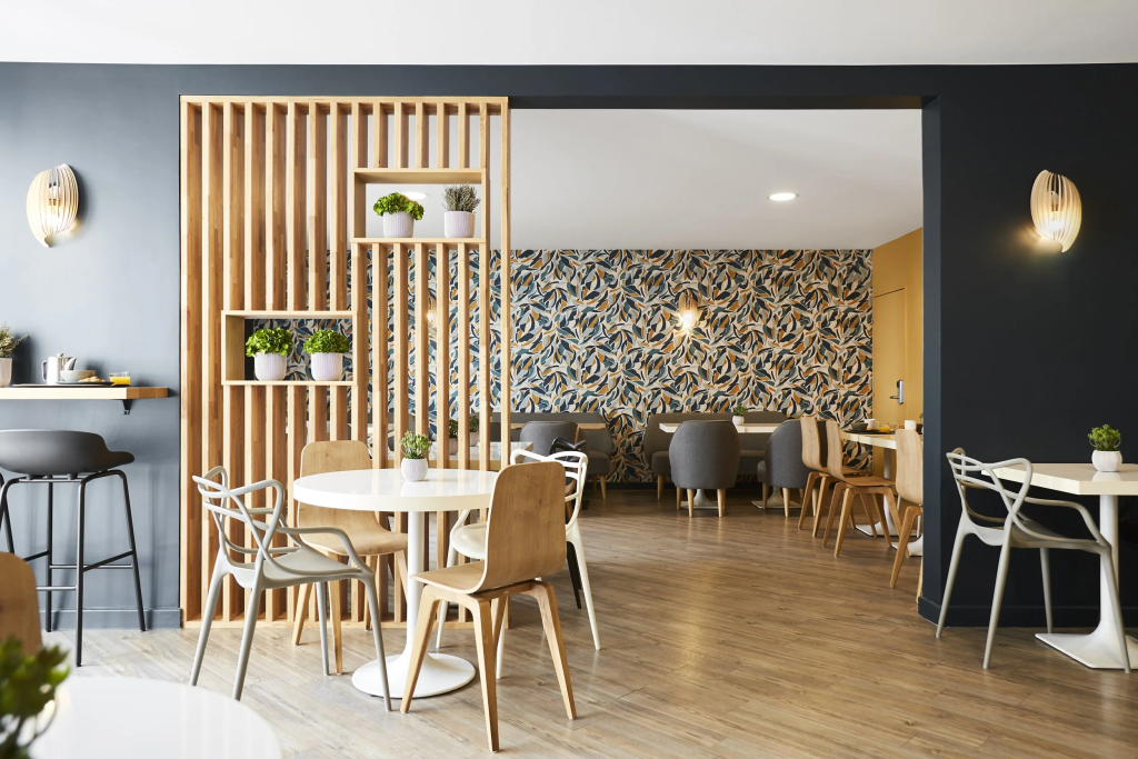 Les décorateurs alsaciens allient tradition et innovation : ils savent respecter l’âme des bâtiments anciens tout en leur apportant une touche de modernité. Leur mission ? Créer un intérieur qui vous ressemble, en tenant compte de vos envies, de votre budget et de votre mode de vie. décorateur alsace