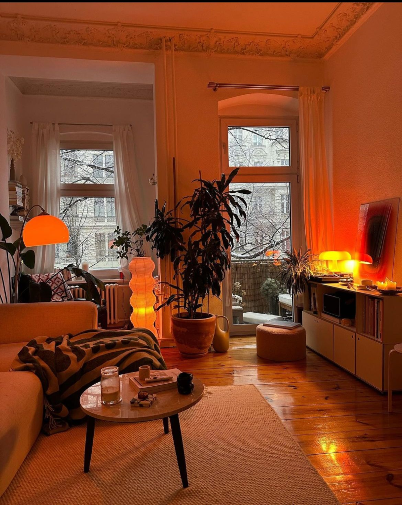 Appartement avec lumières et de la décoration orange
